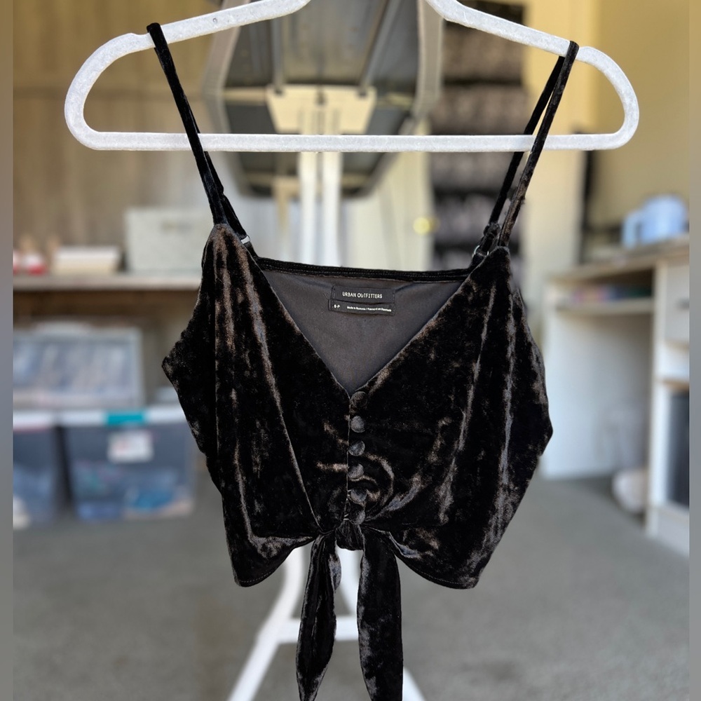 urban outfitters black velvet cropped tank 🖤✨